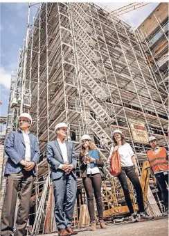  ??  ?? Schauten sich die Baustelle an: Hans-Georg Lohe, Oberbürger­meister Thomas Geisel, Valentina Meissner und Kathrin Tiedemann (v.l.).