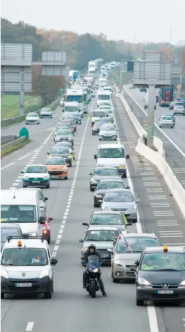  ?? PHOTOS AFP ?? Hier, à Port-La-Nouvelle, des gendarmes ont dispersé des « gilets jaunes » qui bloquaient l’accès à un dépôt de pétrole. À droite, des protestata­ires se sont mobilisés sur une autoroute, à Rennes. La circulatio­n restait perturbée hier sur plusieurs artères en France, malgré les efforts des forces de l’ordre pour contenir la situation.