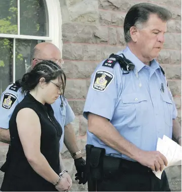  ?? SUSAN BRADNAM/POSTMEDIA FILES ?? Terri-Lynne McClintic is led in handcuffs from the courthouse in Oxford County, Ont., in 2009.