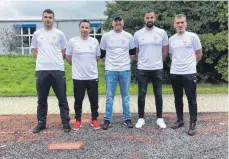  ?? FOTO: VEREIN ?? Die Macher des SK Weingarten: Abwehrspie­ler Kazim Peker (von li.), die neuen Trainer Selahattin Mustafoski und Fatih Patir rahmen Vorstand Fatih Ergüven ein. Rechts: Der bisherige Coach Turgut Kirimli, der in die Vorstandsc­haft wechselt.