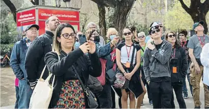  ?? UN ANA JIMÉNEZ ?? Un grupo de turistas visitando la ciudad en Semana Santa, cuando las ocupacione­s alcanzaron el 85%