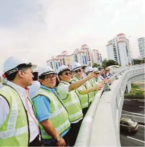  ?? ABD SAMAD PIC BY SYARAFIQ ?? Deputy Works Minister Mohd Anuar Mohd Tahir (third from left) at the Pantai Sentral Park Interchang­e in Kuala Lumpur yesterday. With him is IJM Corporatio­n chief executive officer and managing director Datuk Soam Heng Choon (fourth from left).