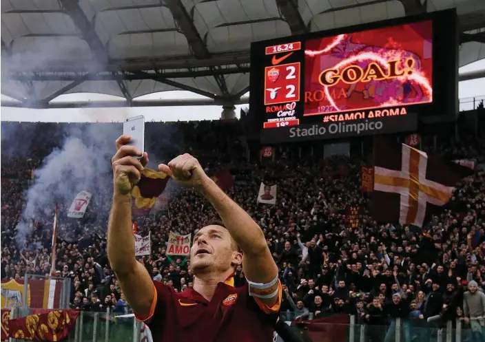  ?? Arkivbild: GREGORIO BORGIA ?? ETT MED FANSEN. Francesco Totti firar sitt 2–2-mål i derbyt mot Lazio förra säsongen med en selfie framför klacken.