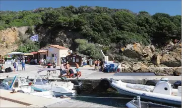  ?? (Photo Frank Muller) ?? Malgré des massages cardiaques prodigués dans le bateau, puis sur le quai du port de l’Ayguade, sur l’île du Levant, un homme est décédé hier des suites de ses blessures.