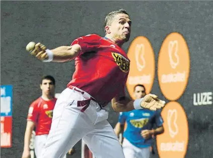  ?? FOTO: MIREYA LÓPEZ ?? Aimar Olaizola
El pelotari navarro golpea una pelota durante el partido de las semifinale­s del Parejas disputado en Bilbao