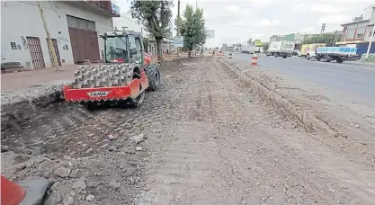  ?? ?? Mejoras. Pavimentan por tramos desde la Universida­d de Lomas hasta la avenida Seguí.