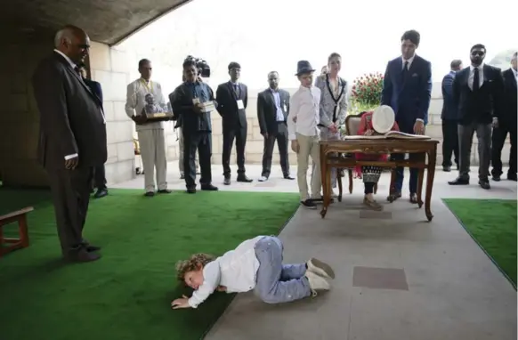  ?? SEAN KILPATRICK/THE CANADIAN PRESS ?? Staying grounded: Hadrien Trudeau, 3, takes a break from formalitie­s in New Delhi, India, on Friday while his family signs a guest book.