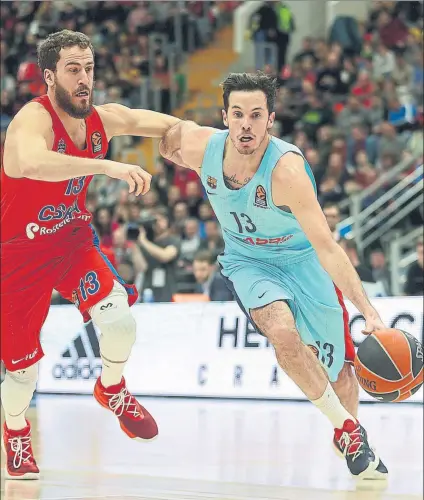  ??  ?? Heurtel conduce el balón ante el marcaje de Sergio Rodríguez, en el partido de la primera vuelta que el CSKA ganó 92-78 FOTO: GETTY IMAGES