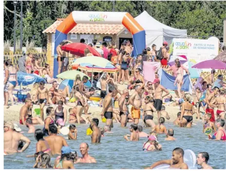  ??  ?? La plage du lac de Clarens était bondée en ce lundi 14 août.