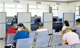  ?? FOTO: MELVIN CUBAS. ?? TRÁMITE. Conductore­s esperan la impresión de su licencia de conducir en el plantel de la colonia Municipal.