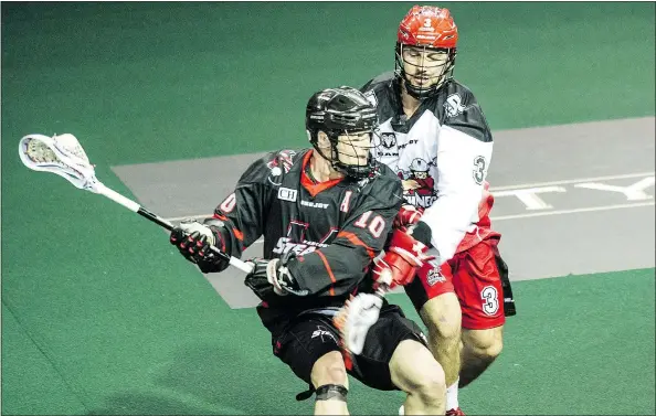  ?? STEVE BOSCH/PNG FILES ?? Rhys Duch, front, of the Vancouver Stealth battles in a game against the rival Calgary Roughnecks last season.