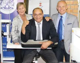  ??  ?? Western Cape Minister of Cultural Affairs, Anroux Marais, Cape Agulhas Municipali­ty Mayor Paul Swart and Overberg District Municipali­ty Mayor Andries Franken officially opened the upgraded Glaskastee­l Sports Complex.