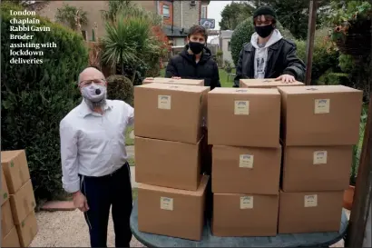  ??  ?? London chaplain Rabbi Gavin Broder assisting with lockdown deliveries