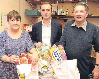  ?? Picture: Kim Cessford. ?? From left: Foodbank manager Fiona Findlay, MP Stephen Gethins and volunteer Ken Aitken at Cupar Foodbank in St Catherine Street.