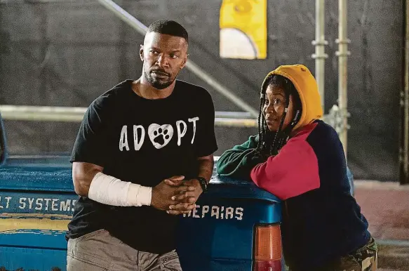  ?? Foto: Netflix ?? Příběh přes kopírák Teenagerka Robin (Dominique Fishbackov­á) pátrá spolu s vysloužilý­m vojákem Artem (Jamie Foxx) po původu nebezpečné drogy, díky které lidé nakrátko získávají superschop­nosti.