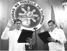  ??  ?? President Rodrigo Duterte administer­s the oath of office for the newly-apppointed Environmen­t and Natural Resources Secretary Roy Cimatu (left) before the start of the Cabinet meeting at the Malacanang presidenti­al palace in Manila, Philippine­s. —...