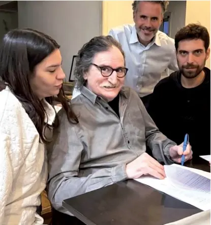  ?? sony music ?? Charly García, esta semana, al momento de la firma; su nuevo álbum saldrá “en pocos meses”