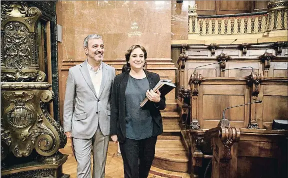  ?? ANA JIMÉNEZ ?? Cuando eran felices. Jaume Collboni y Ada Colau en el primer pleno tras la entrada de los socialista­s al gobierno, en mayo del 2016