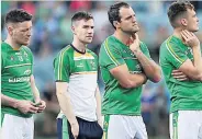  ??  ?? DISAPPOINT­ED Ireland’s losing players in Perth