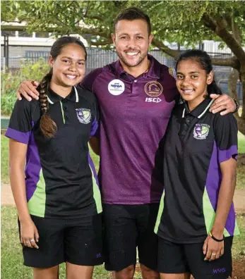  ?? PHOTO: NEV MADSEN ?? STUDENT HELP: Helping to launch the Beyond the Broncos Girls Academy at Wilsonton State High School is former player Scott Prince with students Emily Robinson (left) and Shakarna Roma-Johnson.