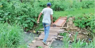  ?? RICARDO FLETE ?? En este barrio la urgencia pendiente es la construcci­ón de un puente.