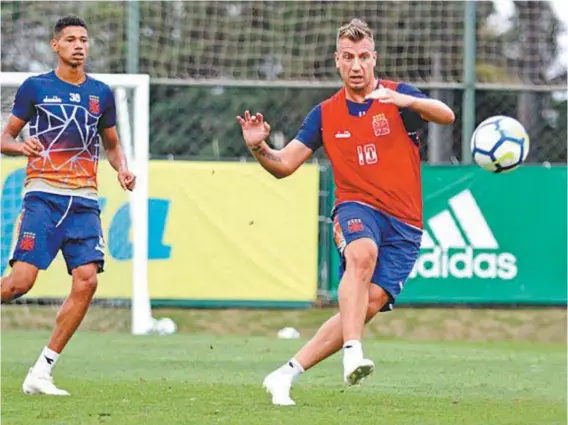  ?? CARLOS GREGÓRIO JR/VASCO ?? Ao lado de Marrony, Maxi López participa de treino no CT do Vasco. Depois de ficar dois jogos fora do time, argentino estará em campo hoje