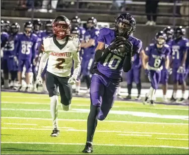  ?? Southern Sass/Special to News-Times ?? Oh, what a night: El Dorado's J Prince Roberson hauls in one of his four touchdown receptions Friday in the Wildcats' 46-27 win over Jacksonvil­le at Memorial Stadium.