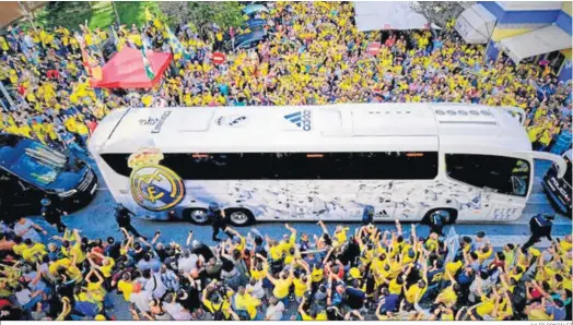  ?? JULIO GONZÁLEZ ?? Ambiente a la llegada del autobús del Real Madrid en el anterior encuentro contra el Cádiz en 2022.
