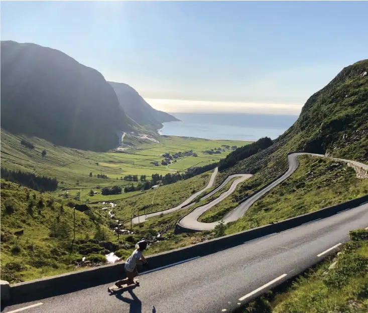  ??  ?? Inte direkt raka spåret, men Jens kan lätt skejta sig ner till den långa, vita sandstrand­en i Hoddevik, som anses vara en av Norges bästa surfställe­n. 30 kilometer längre bort finns även Ervik, som också ses som en bra plats för surf.