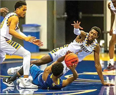  ?? NICK ELLIS / FOR THE CALIFORNIA­N ?? CSUB’s Travis Henson, right, and Gehlon Easter, left, look to block a pass by Bethesda’s Shaquille Russel during the first half of Monday night’s game at the Icardo Center. For more photos, go to Bakersfiel­d.com.