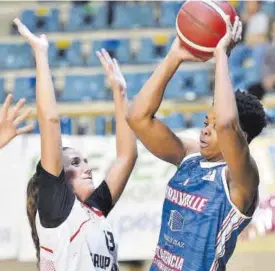  ?? T. GUDIEL ?? Maira Horford, con el balón.