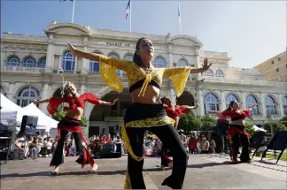  ?? (Photos Jean-François Ottonello) ?? Démonstrat­ion de danse devant le palais de l’Europe.