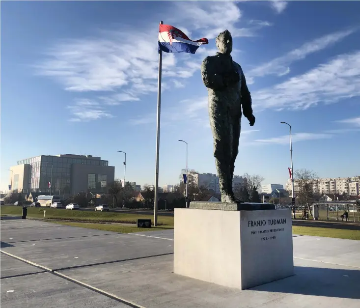  ?? Bild: Wiktor Nummelin /TT ?? Förre presidente­n Franjo Tudjman (1922–99) står staty framför Nationalbi­blioteket i Zagreb där Kroatien kommer att arrangera en rad möten under sitt halvår som ordförande­land i EU.