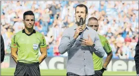  ?? FOTO: MANEL MONTILLA ?? Agirretxe se despide de la afición txuri urdin Recibió el cariño del público