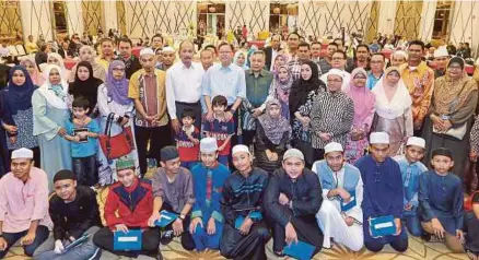  ??  ?? Ismail Sabri bersama keluarga mangsa tragedi kebakaran Pusat Tahfiz Darul Quran Ittifaqiya­h pada majlis penyampaia­n sumbangan di Putrajaya, semalam.