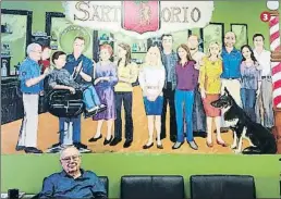  ??  ?? 3. Frank Sartorio. Pare de l’anterior, d’origen italià va emigrar als EUA des de Tunísia el 1956. Dona suport a Trump tot i que és un convers: havia estat a favor de Bill Clinton. A la foto apareix amb el mural de la família, ell inclòs.
3