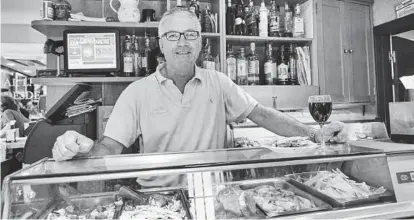  ?? CARLA GRAW ?? Taberna legendaria Francisco Vázquez posa en su bar, Las Cancelas, en Cáceres. ▷