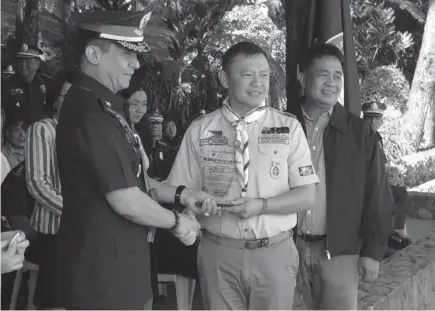  ?? Photo by Jonathan Llanes ?? TRANSFORMA­TIVE VALUES. PROCOR Regional Advisory Council chairman and Sun.Star Baguio publisher Reinaldo Bautista Jr. receives the plaque of recognitio­n in grateful acknowledg­ement of their transforma­tive value- adding contributi­ons in support to PRO - COR which has received numerous awards in the completion of the stages of the PNP Patrol Plan 2030.