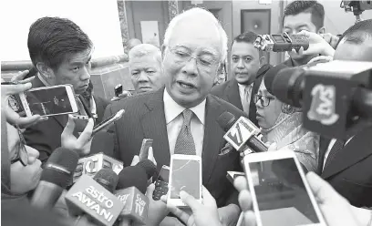  ?? — Gambar Bernama ?? SEDIA BERBINCANG: Najib dikerumuni wartawan di Bangunan Parlimen di Kuala Lumpur semalam.