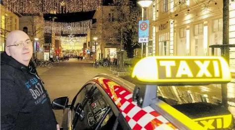  ?? BILD: SASCHA STÜBER ?? Ziemlich weit weg vom Trubel am Lappan und an der Wallstraße: Den neuen Taxistand in der Heiligenge­iststraße halten Fahrer wie Guido Krüger für falsch platziert. Er sei zu weit entfernt von potenziell­en Fahrgästen.