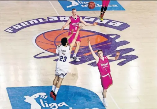  ??  ?? TRIPLE DESDE SU CAMPO. Sergio Llull cerró la primera parte con este lanzamient­o que embocó desde unos 16 metros de distancia.