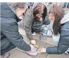  ?? FOTO: STADT MO ?? Jana Brosius und Nelly Hager mit Christoph Fleischhau­er.