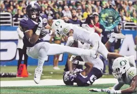  ?? Ronald Martinez Getty I mages ?? JAELAN AUSTIN catches a 26- yard pass in the third quarter for Texas Christian’s f irst touchdown as the Horned Frogs begin their big comeback.