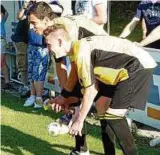  ??  ?? Doppeljube­ln bei der SG Bad Lobenstein/Schleiz: Kapitän Daniel Dittmar (hinten) und Tim Gössinger nehmen Anlauf mit dem Pokalen zum Kreismeist­er und Pokalsiege­r. Foto: Bernd Schneider