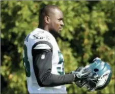  ?? MATT ROURKE — THE ASSOCIATED PRESS ?? Philadelph­ia Eagles outside linebacker Nigel Bradham puts his helmet on during practice at the team’s training facility in Philadelph­ia last October.