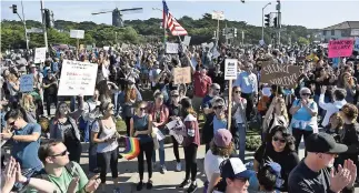 ??  ?? Manifestan­tes se reúnen en Ocean Beach luego de una marcha en repudio al magnate en San Francisco, California