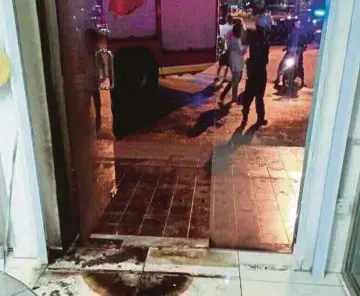  ??  ?? KESAN terbakar pada pintu bank di Jalan Kundang, Bukit Pasir, Batu Pahat.