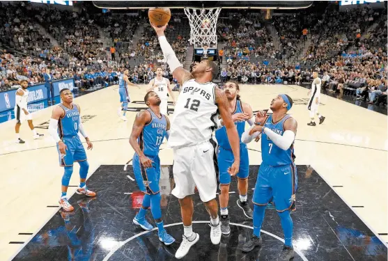  ??  ?? Russell Westbrook (0), Paul George (13) y Carmelo Anthony (7), ante LaMarcus Aldridge, de los Spurs