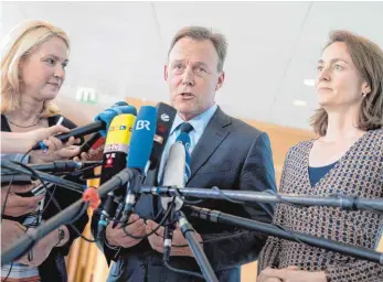  ?? FOTO: DPA ?? Bundesfami­lienminist­erin Manuela Schwesig (von links nach rechts), der SPD-Fraktionsv­orsitzende Thomas Oppermann und SPD-Generalsek­retärin Katarina Barley stellten Auszüge des SPD-Wahlprogra­mms vor.
