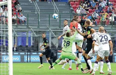  ?? (Getty Images) ?? Salto in alto Skriniar anticipa tutti e segna il gol del 2-0. Come contro il Genoa, lo slovacco fa centro di testa su calcio d’angolo. La sua rete ha di fatto chiuso la sfida con il Bologna